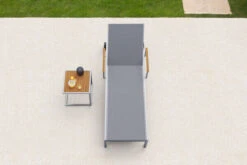 OUTFLEXX Sonnenliegen-Set, Taupe, Edelstahl/FSC-Teak, 195,5x74x35cm, Mit Armlehnen, Inkl. Beistelltisch 45x45cm -Dopple Geschaft 16547 3 CGI.jpg