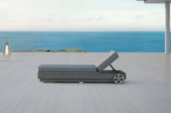 OUTFLEXX Rollliege, Grau, Polyrattan, 200x70x27,5cm, Rückenlehne 5-fach Verstellbar -Dopple Geschaft 18367 20 CGI.jpg