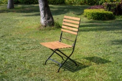 OUTFLEXX Sitzgruppe, Natur/schwarz, Stahl/FSC-Akazienholz, Ø 90 Cm, 2 Klappstühle, Pulverbeschichtet, Geölt -Dopple Geschaft 23886 02.jpg