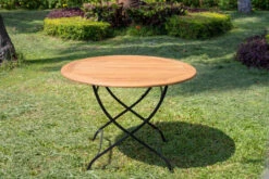 OUTFLEXX Sitzgruppe, Natur/schwarz, Stahl/FSC-Akazienholz, Ø 90 Cm, 2 Klappstühle, Pulverbeschichtet, Geölt -Dopple Geschaft 23886 03.jpg