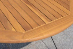 OUTFLEXX Sitzgruppe, Natur/schwarz, Stahl/FSC-Akazienholz, Ø 90 Cm, 2 Klappstühle, Pulverbeschichtet, Geölt -Dopple Geschaft 23886 04.jpg