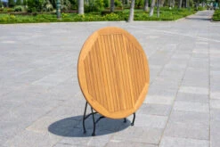 OUTFLEXX Sitzgruppe, Natur/schwarz, Stahl/FSC-Akazienholz, Ø 90 Cm, 2 Klappstühle, Pulverbeschichtet, Geölt -Dopple Geschaft 23886 07.jpg