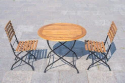 OUTFLEXX Sitzgruppe, Natur/schwarz, Stahl/FSC-Akazienholz, Ø 90 Cm, 2 Klappstühle, Pulverbeschichtet, Geölt -Dopple Geschaft 23886 09.jpg