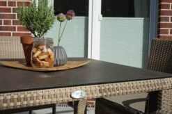 Ploß Rabida Sitzgruppe, Champagner-meliert, Polyrattan, Tisch 90 X 90 Cm, 4 Stapelsessel, Glasplatte In Steinoptik -Dopple Geschaft 8 21071.jpg